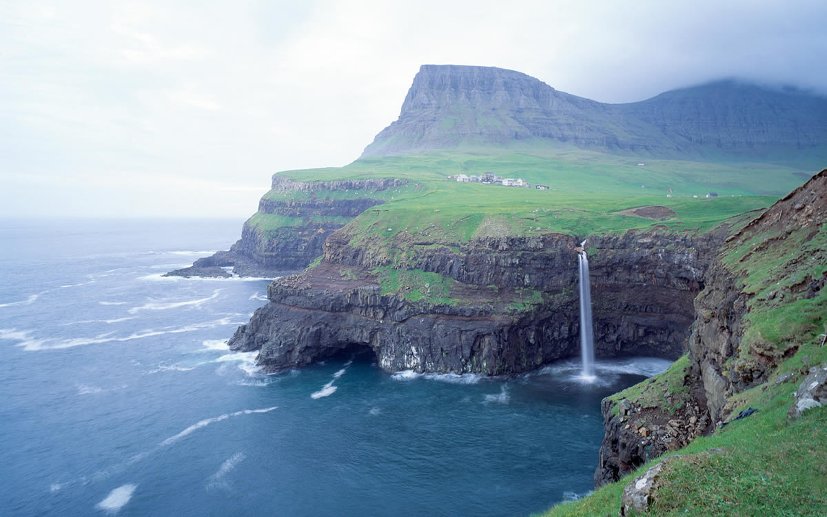 Cliffs et sea en Iles Feroe